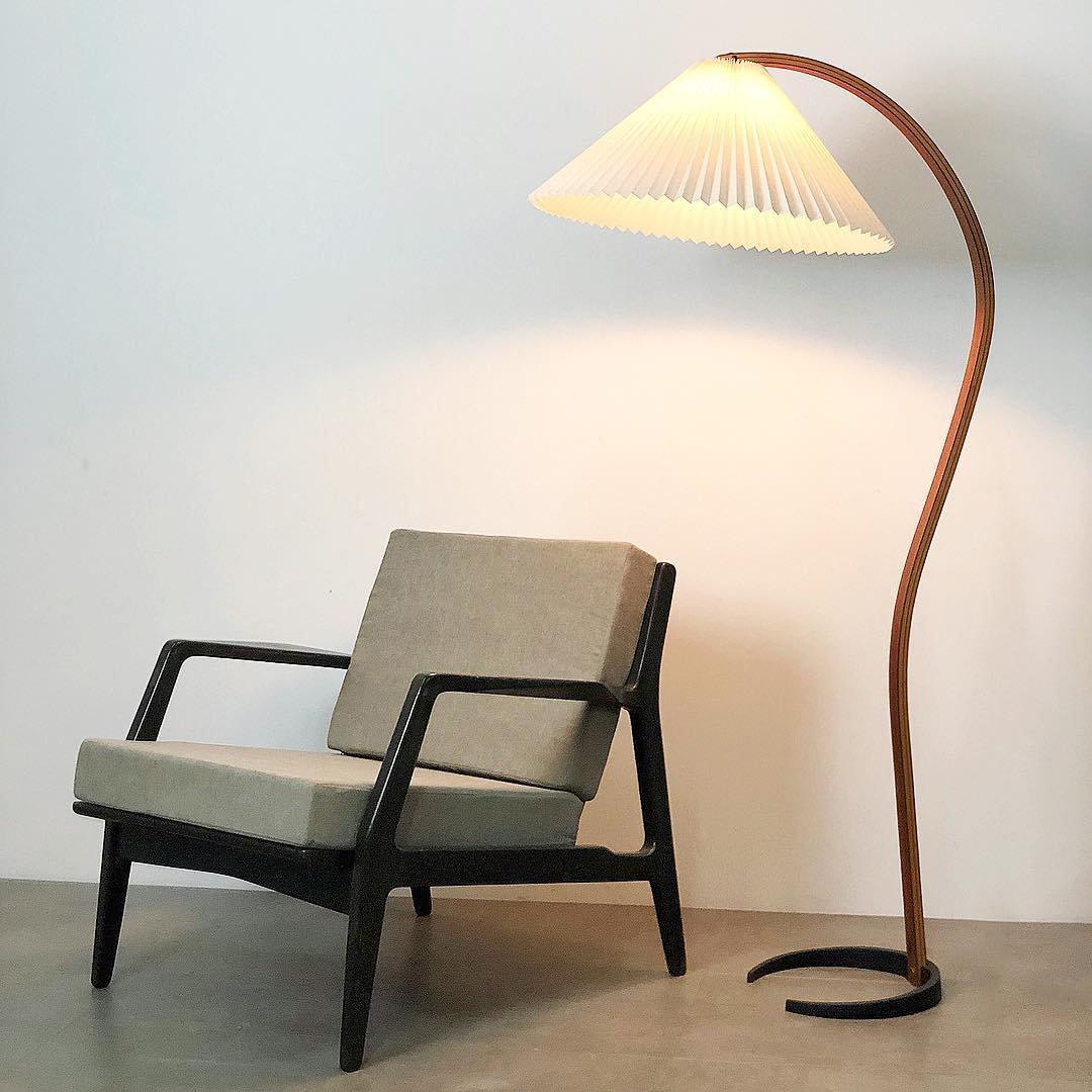 Mollera Arc | Stehleuchte aus Holz mit Leinenlampenschirm im Caprani-Stil