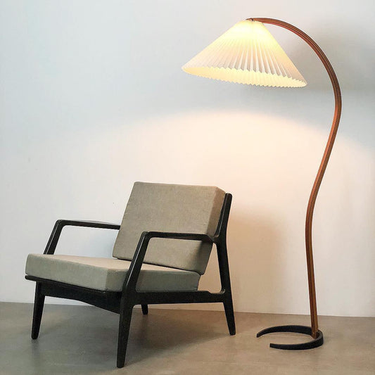 Mollera Arc | Stehleuchte aus Holz mit Leinenlampenschirm im Caprani-Stil