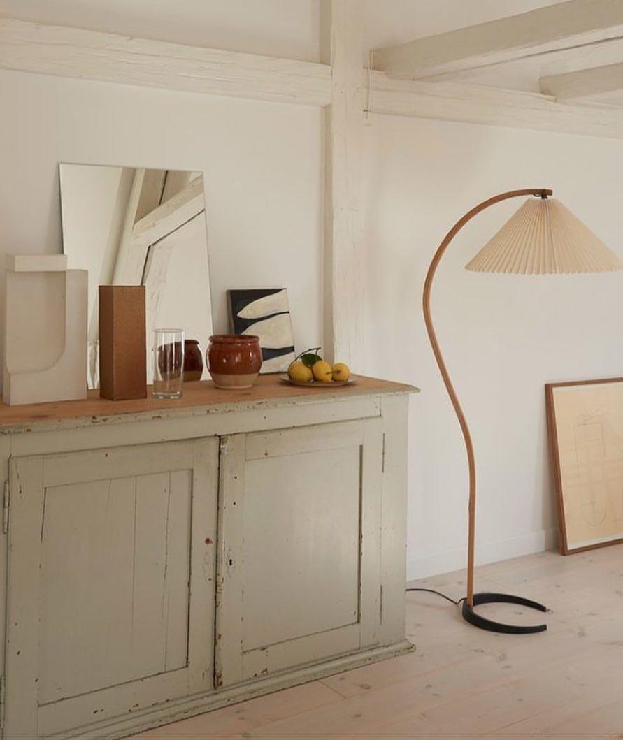 Mollera Arc | Stehleuchte aus Holz mit Leinenlampenschirm im Caprani-Stil