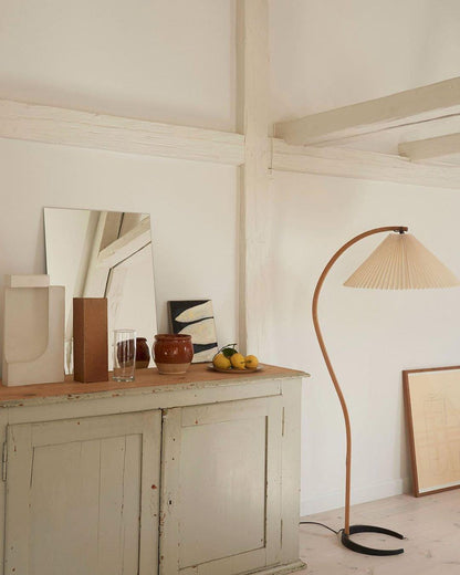 Mollera Arc | Stehleuchte aus Holz mit Leinenlampenschirm im Caprani-Stil