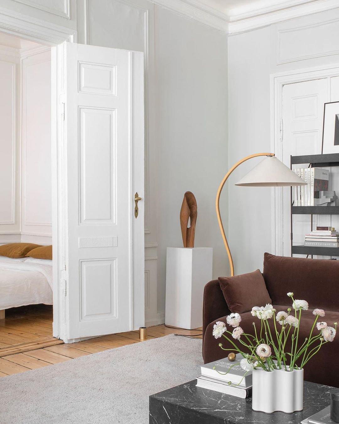 Mollera Arc | Stehleuchte aus Holz mit Leinenlampenschirm im Caprani-Stil