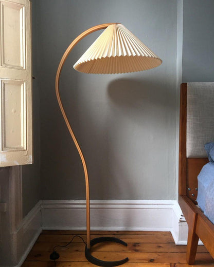 Mollera Arc | Stehleuchte aus Holz mit Leinenlampenschirm im Caprani-Stil
