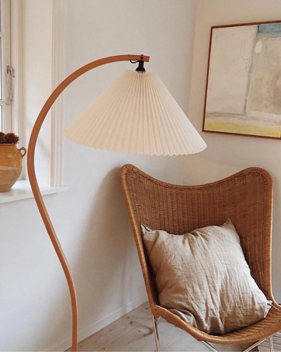 Mollera Arc | Stehleuchte aus Holz mit Leinenlampenschirm im Caprani-Stil