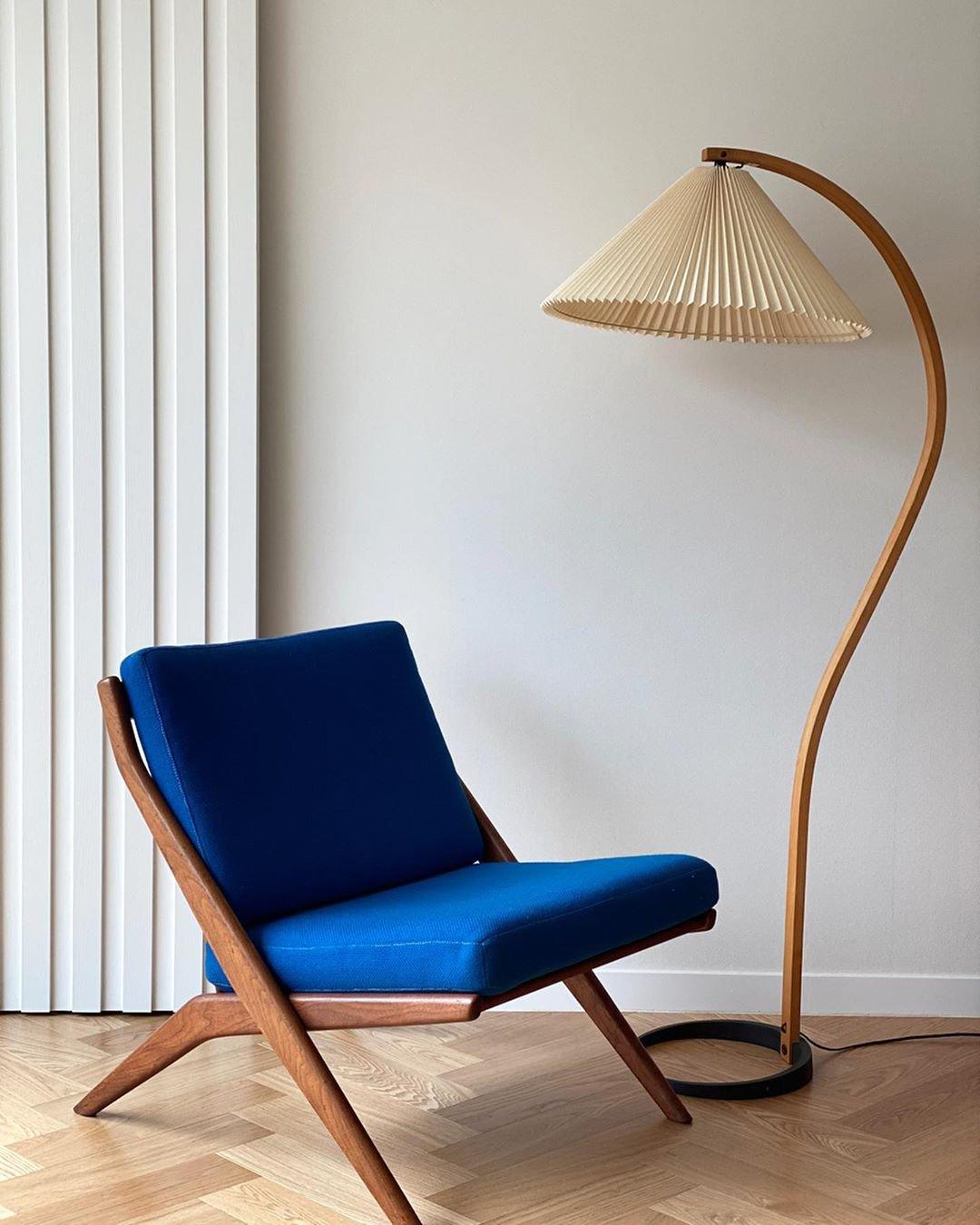 Mollera Arc | Stehleuchte aus Holz mit Leinenlampenschirm im Caprani-Stil