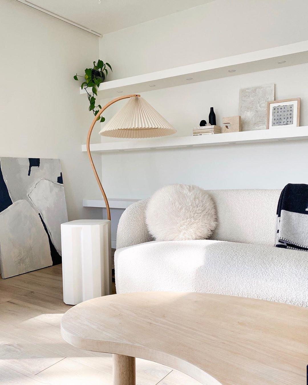 Mollera Arc | Stehleuchte aus Holz mit Leinenlampenschirm im Caprani-Stil