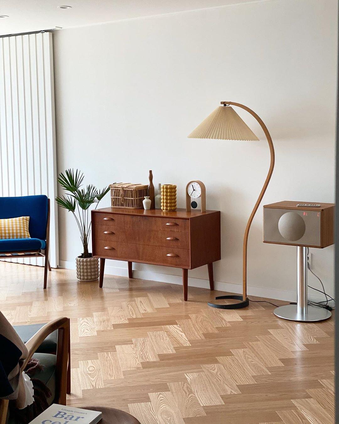 Mollera Arc | Stehleuchte aus Holz mit Leinenlampenschirm im Caprani-Stil