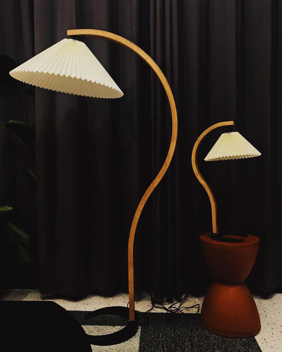 Mollera Arc | Stehleuchte aus Holz mit Leinenlampenschirm im Caprani-Stil