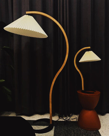 Mollera Arc | Stehleuchte aus Holz mit Leinenlampenschirm im Caprani-Stil