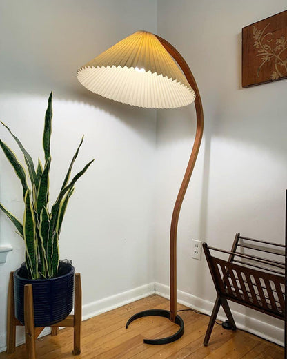Mollera Arc | Stehleuchte aus Holz mit Leinenlampenschirm im Caprani-Stil
