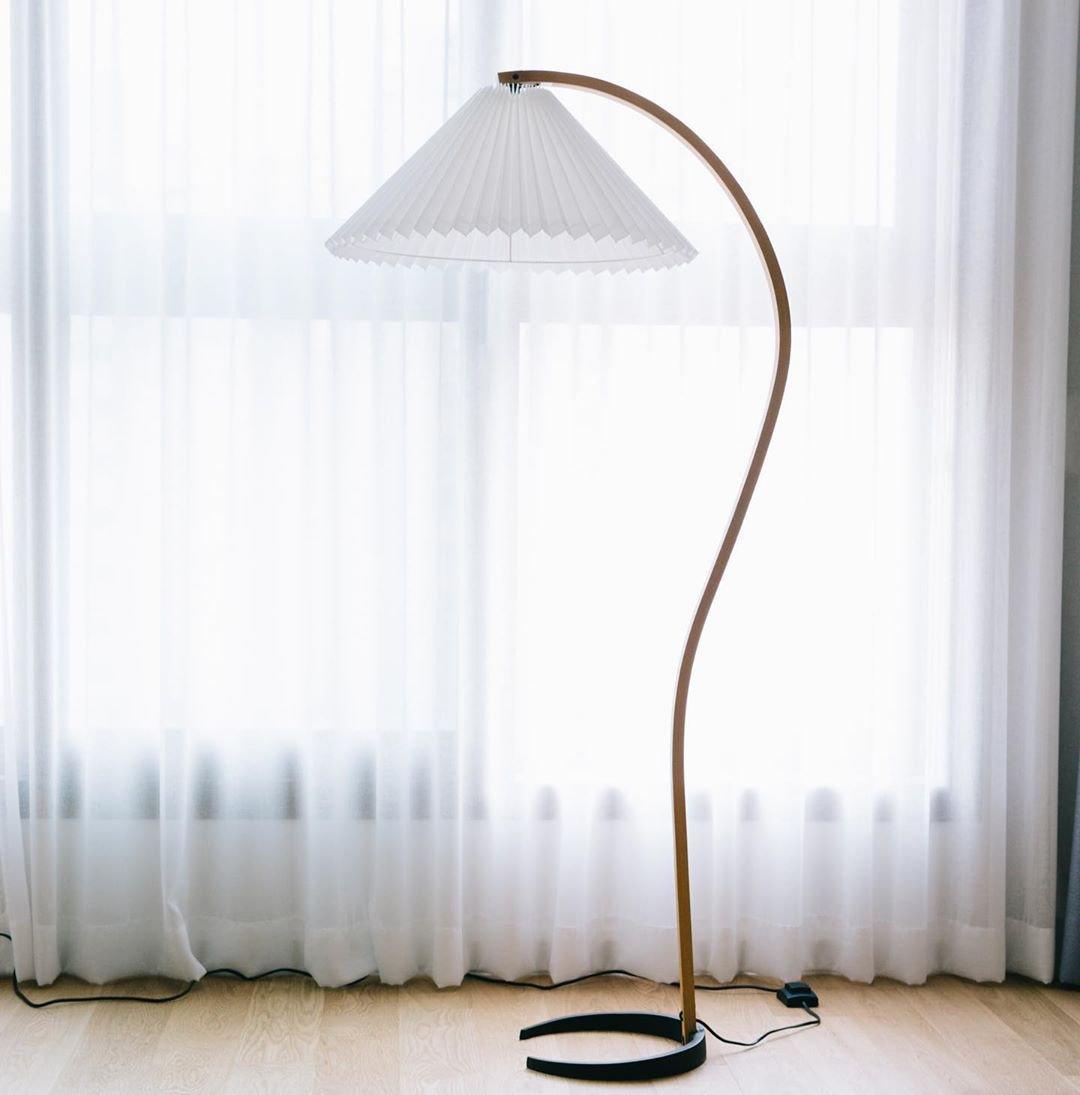 Mollera Arc | Stehleuchte aus Holz mit Leinenlampenschirm im Caprani-Stil