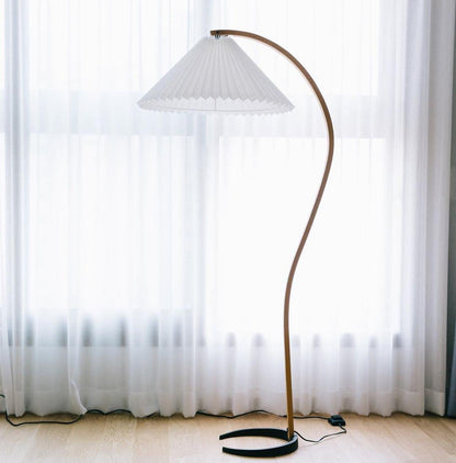 Mollera Arc | Stehleuchte aus Holz mit Leinenlampenschirm im Caprani-Stil