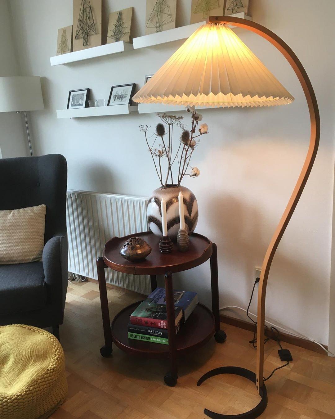 Mollera Arc | Stehleuchte aus Holz mit Leinenlampenschirm im Caprani-Stil