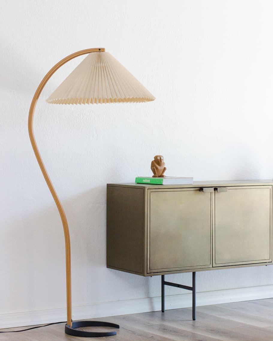 Mollera Arc | Stehleuchte aus Holz mit Leinenlampenschirm im Caprani-Stil