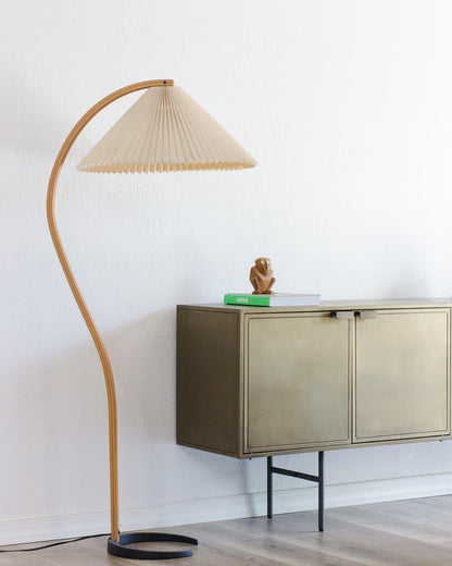 Mollera Arc | Stehleuchte aus Holz mit Leinenlampenschirm im Caprani-Stil