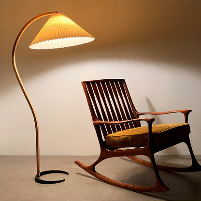 Mollera Arc | Stehleuchte aus Holz mit Leinenlampenschirm im Caprani-Stil