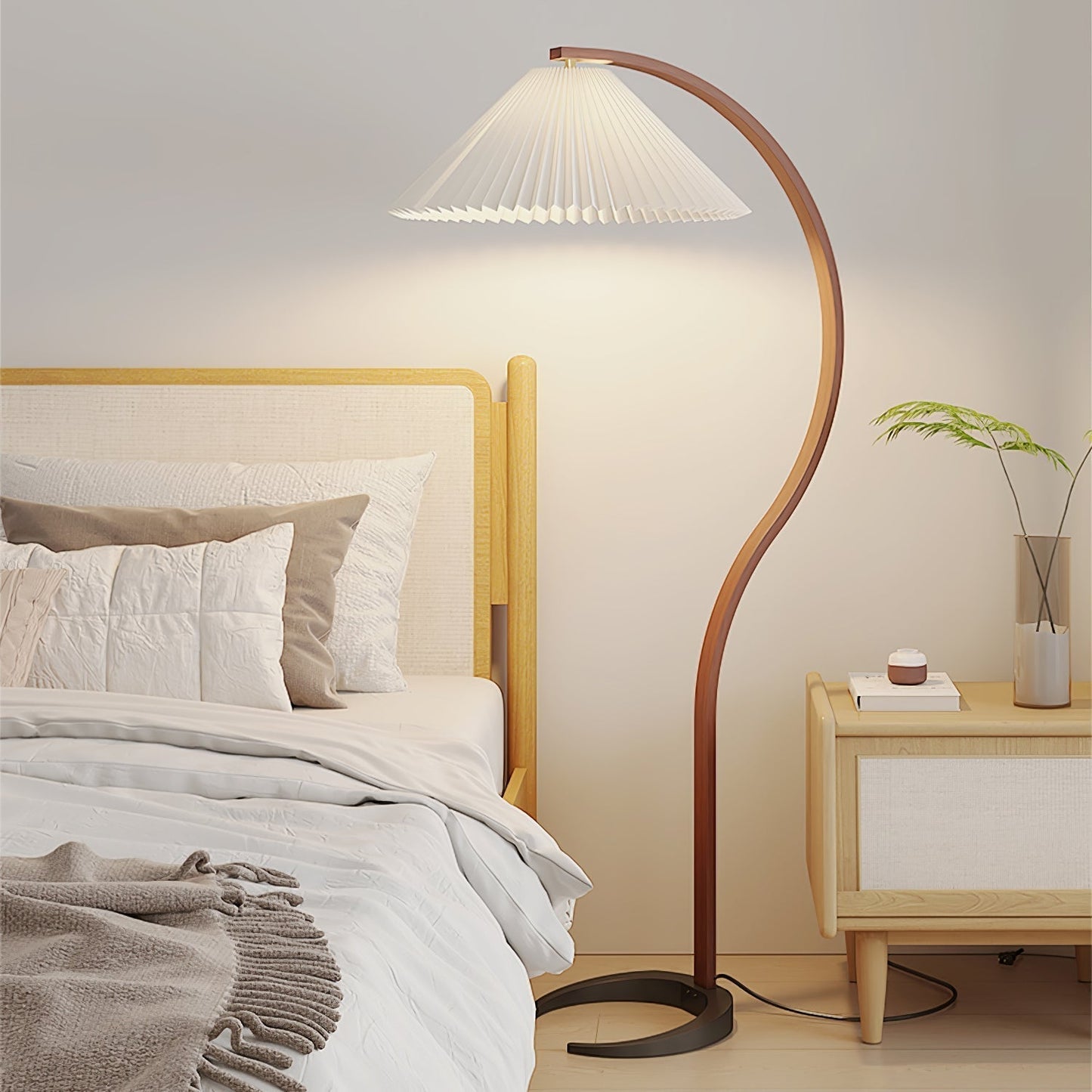 Mollera Arc | Stehleuchte aus Holz mit Leinenlampenschirm im Caprani-Stil