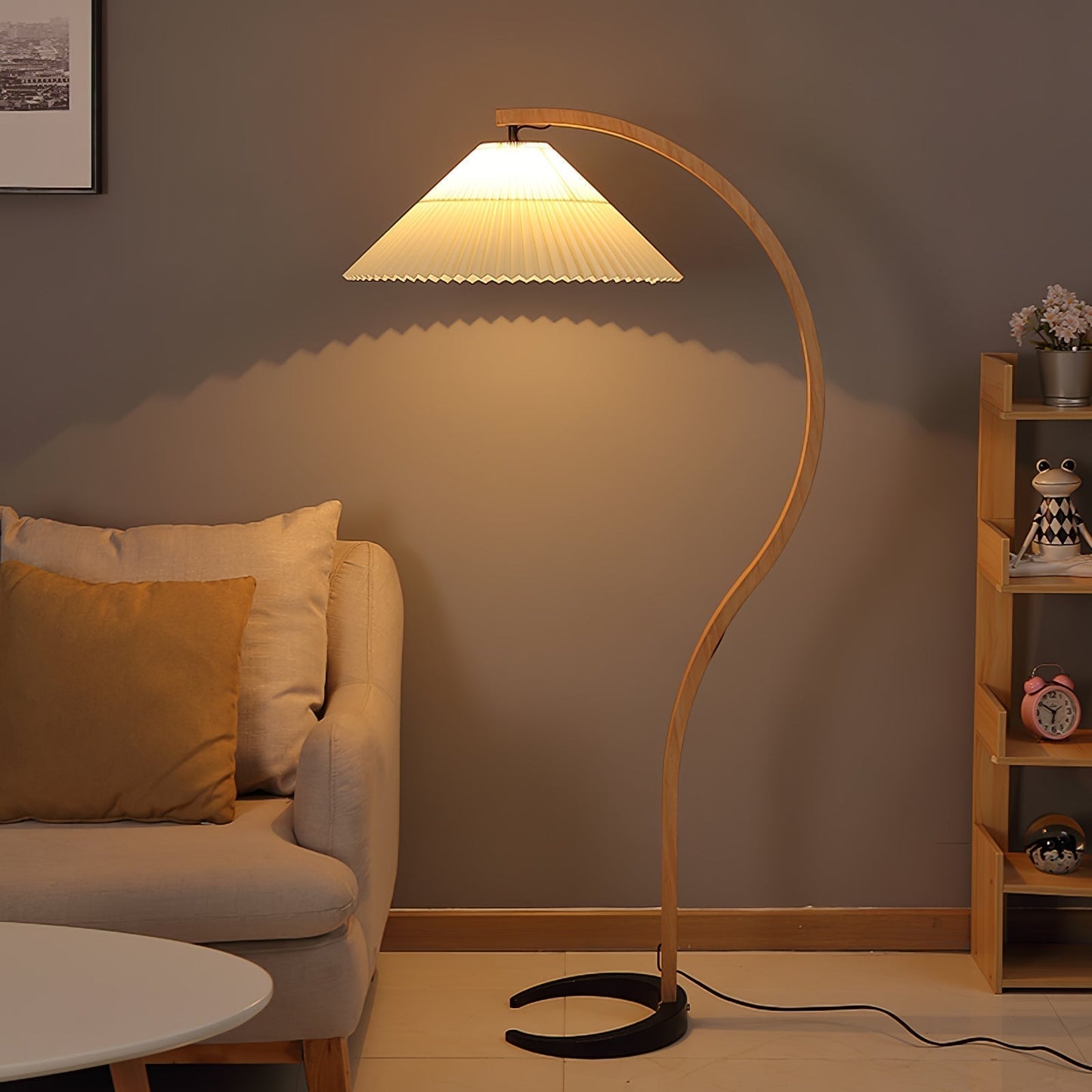 Mollera Arc | Stehleuchte aus Holz mit Leinenlampenschirm im Caprani-Stil