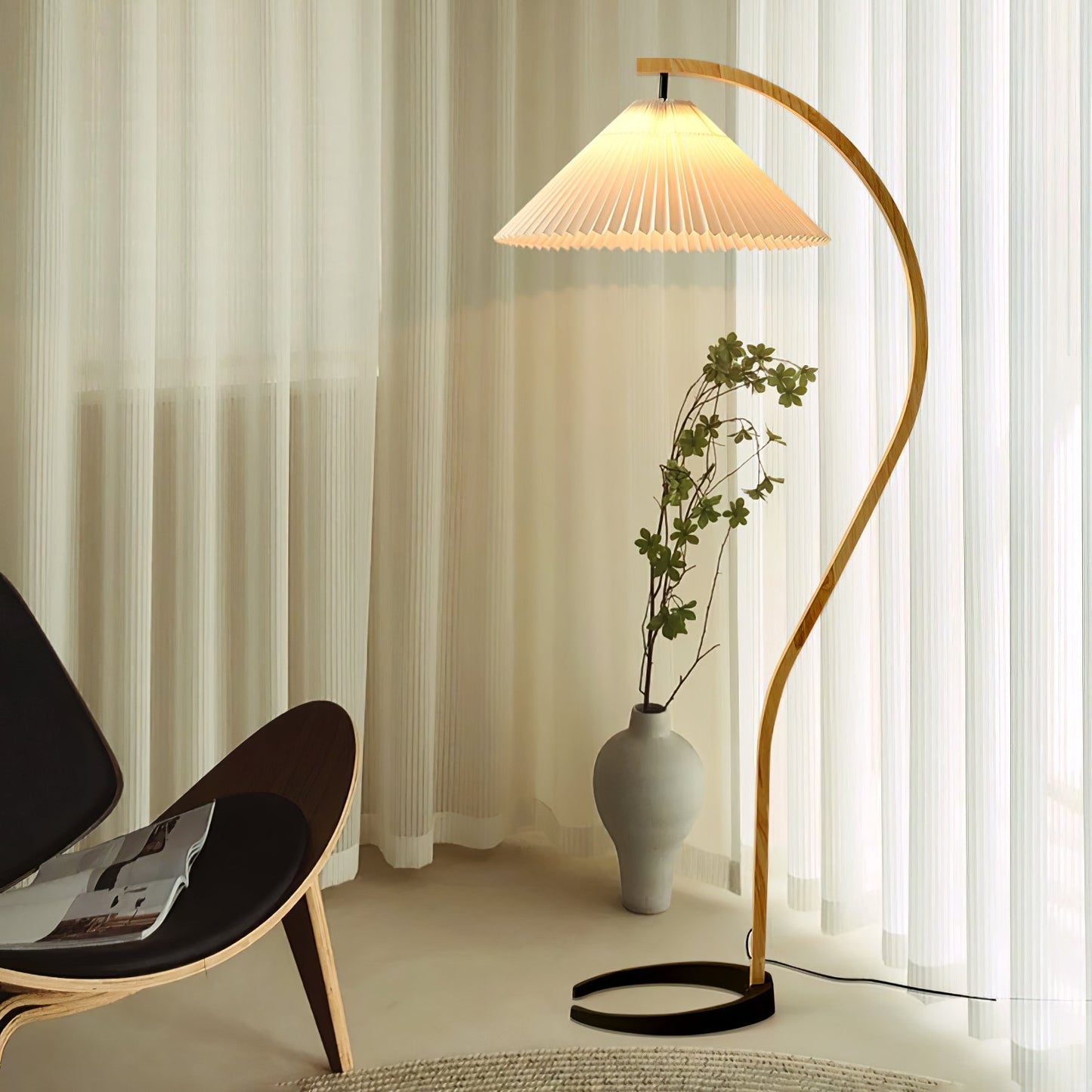 Mollera Arc | Stehleuchte aus Holz mit Leinenlampenschirm im Caprani-Stil