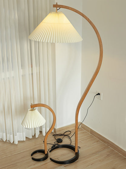 Mollera Arc | Stehleuchte aus Holz mit Leinenlampenschirm im Caprani-Stil