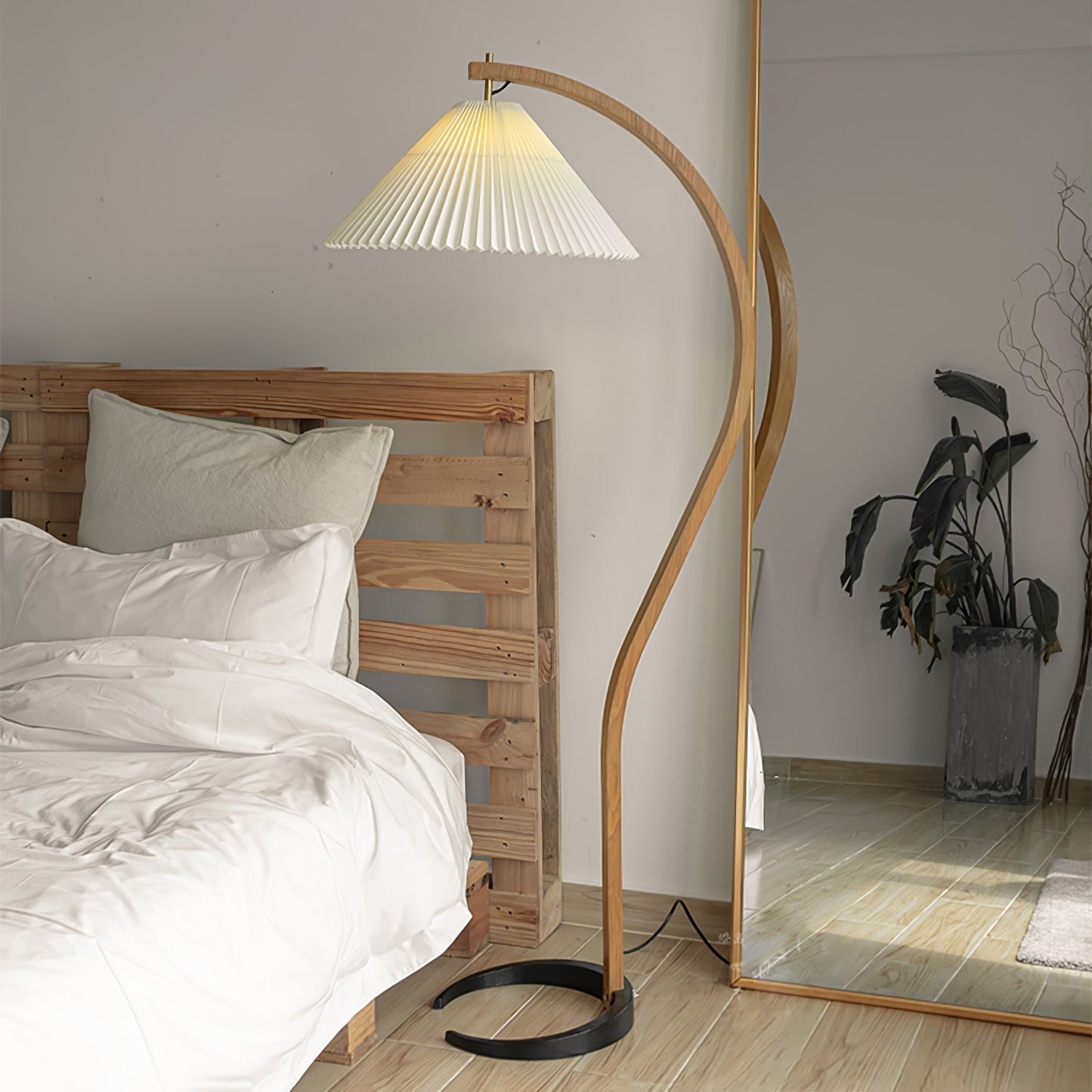 Mollera Arc | Stehleuchte aus Holz mit Leinenlampenschirm im Caprani-Stil