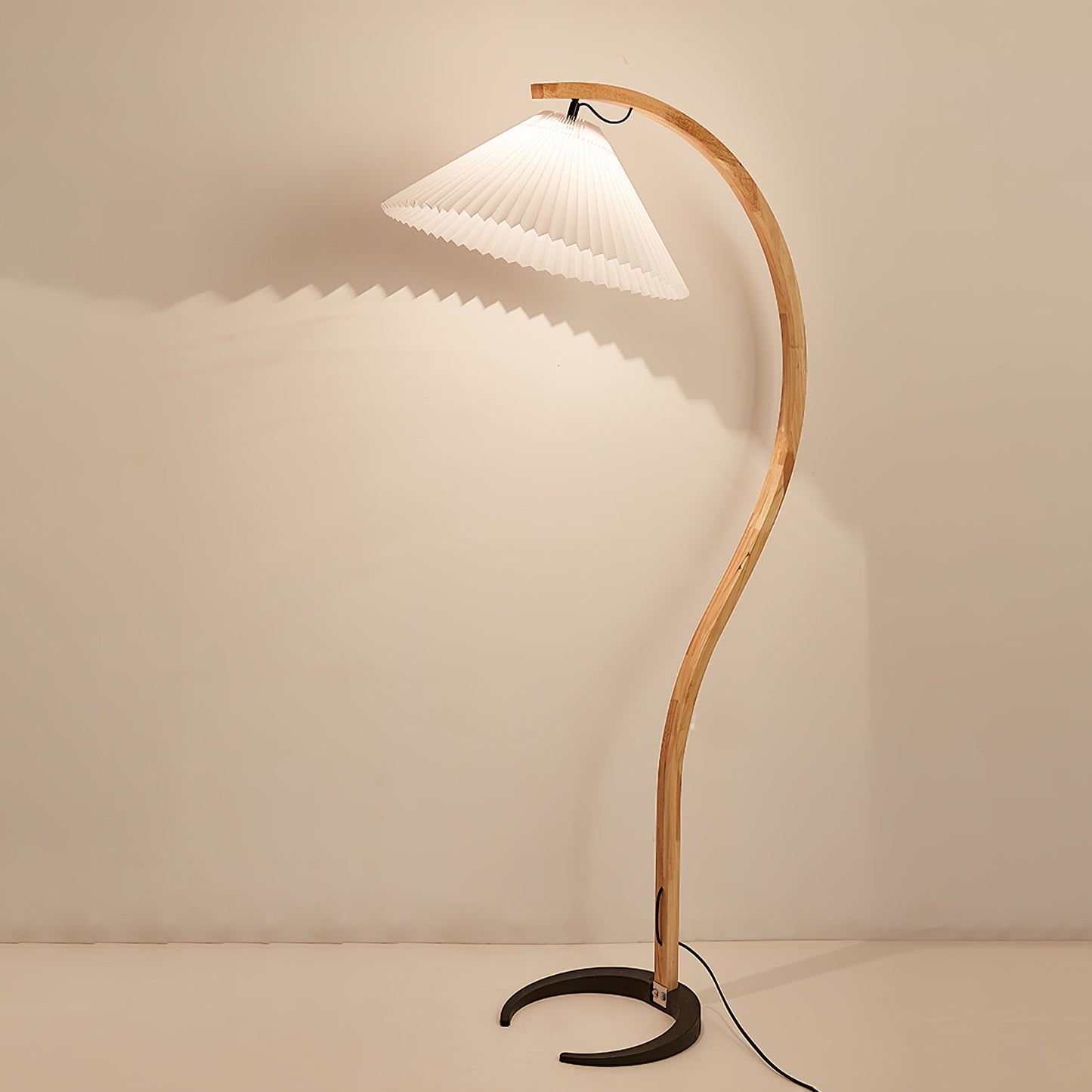 Mollera Arc | Stehleuchte aus Holz mit Leinenlampenschirm im Caprani-Stil