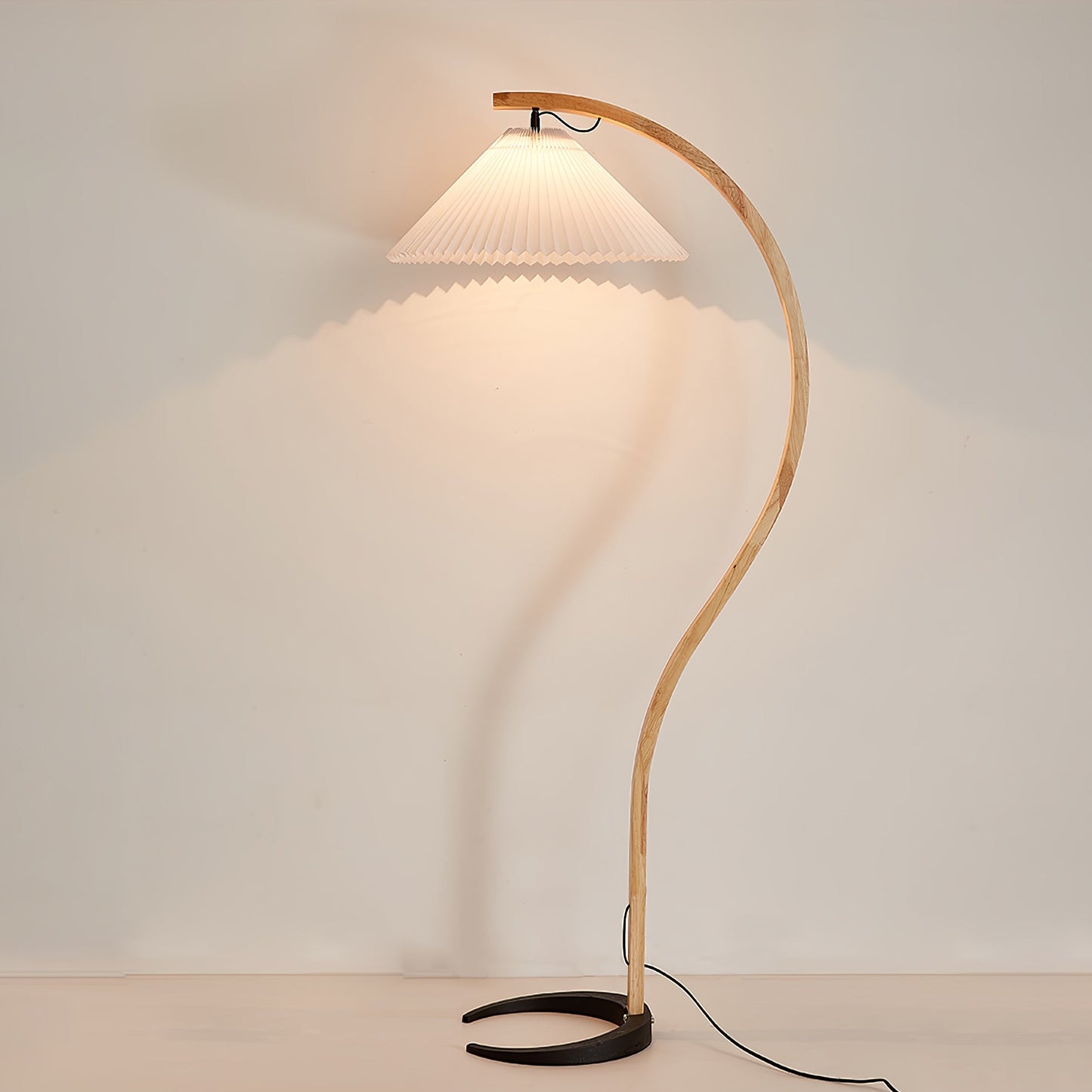 Mollera Arc | Stehleuchte aus Holz mit Leinenlampenschirm im Caprani-Stil