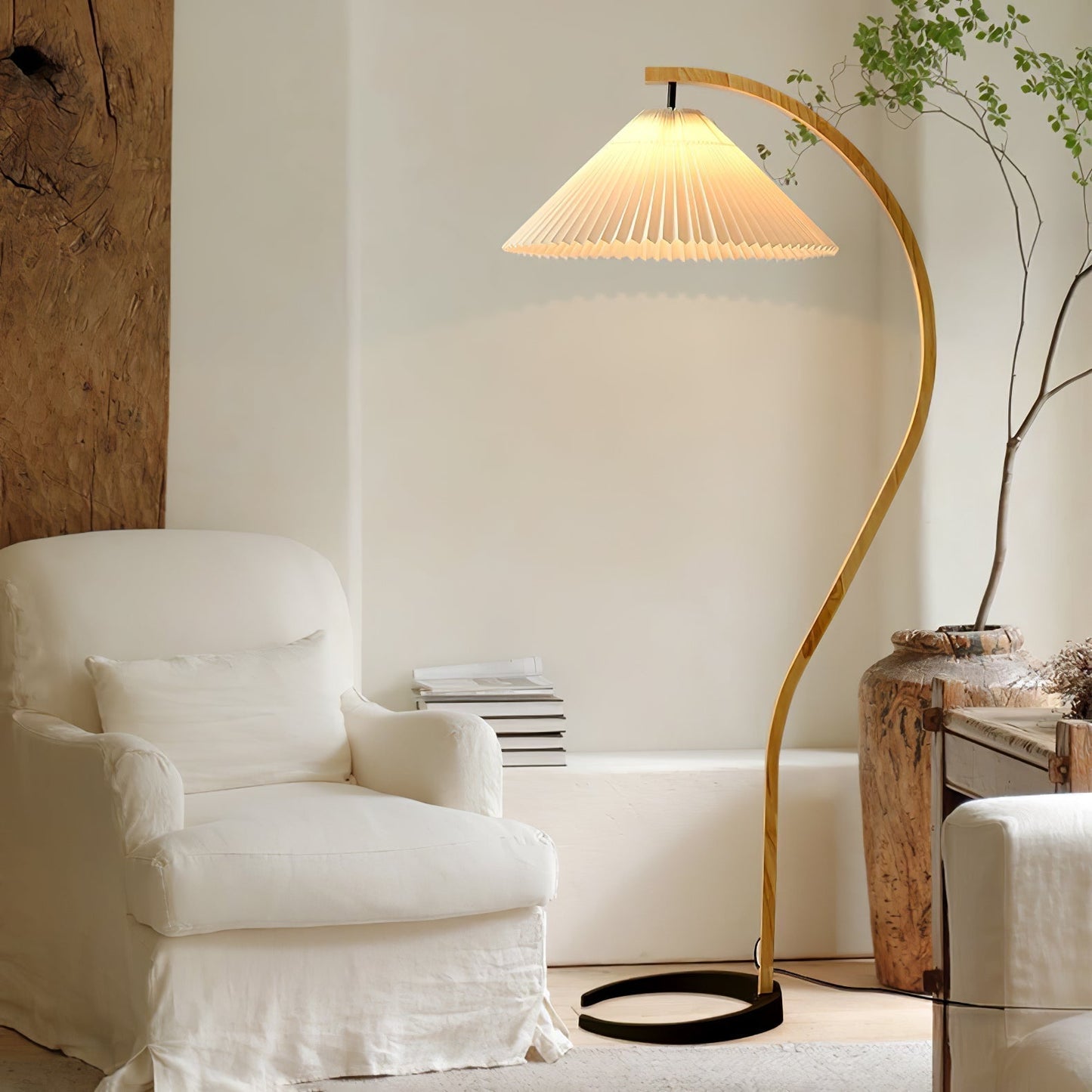 Mollera Arc | Stehleuchte aus Holz mit Leinenlampenschirm im Caprani-Stil