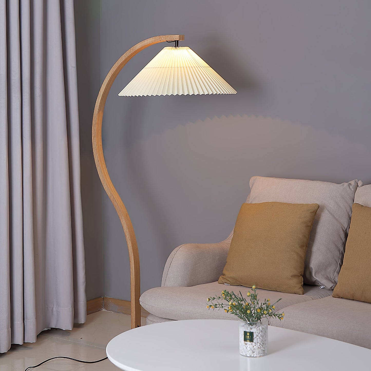 Mollera Arc | Stehleuchte aus Holz mit Leinenlampenschirm im Caprani-Stil