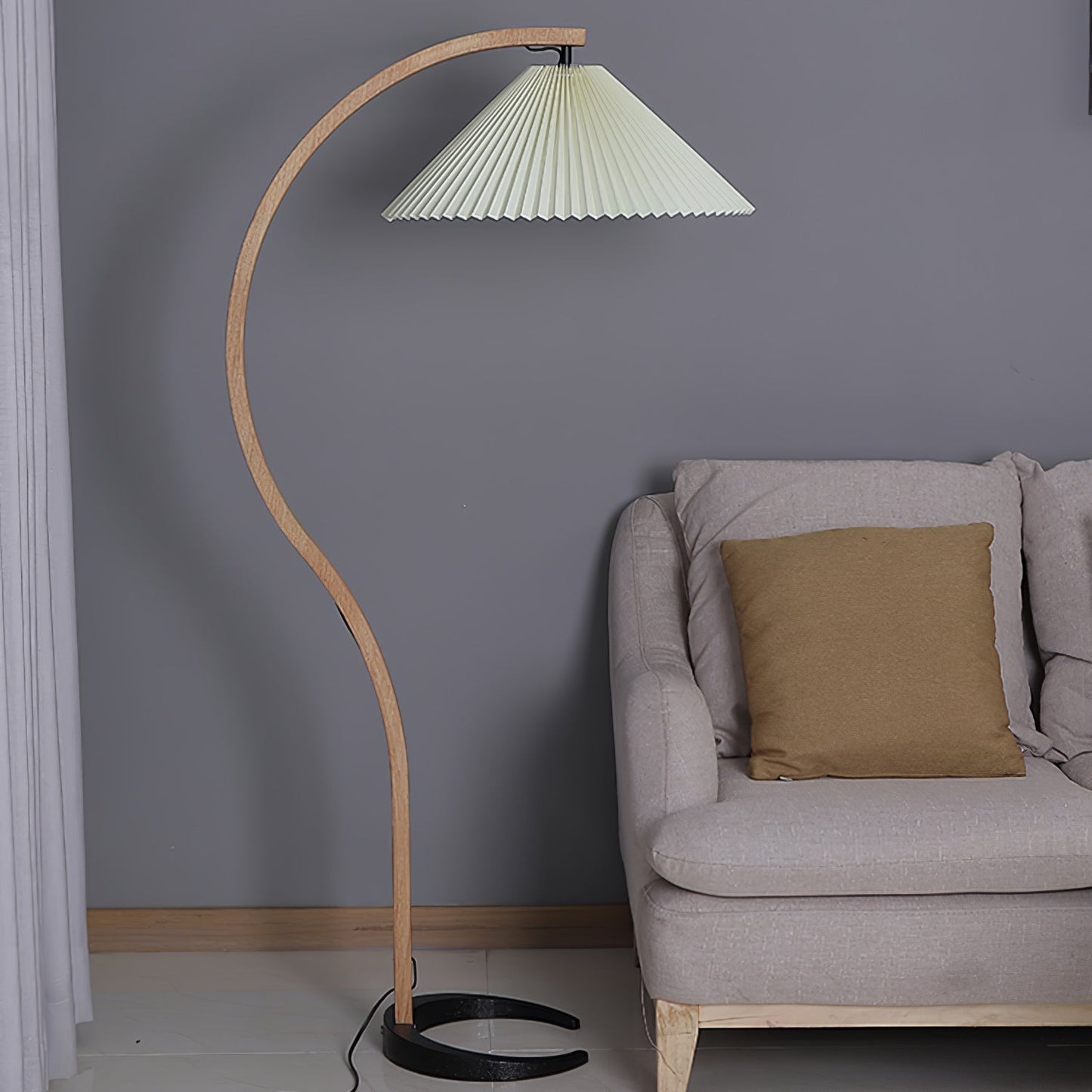 Mollera Arc | Stehleuchte aus Holz mit Leinenlampenschirm im Caprani-Stil