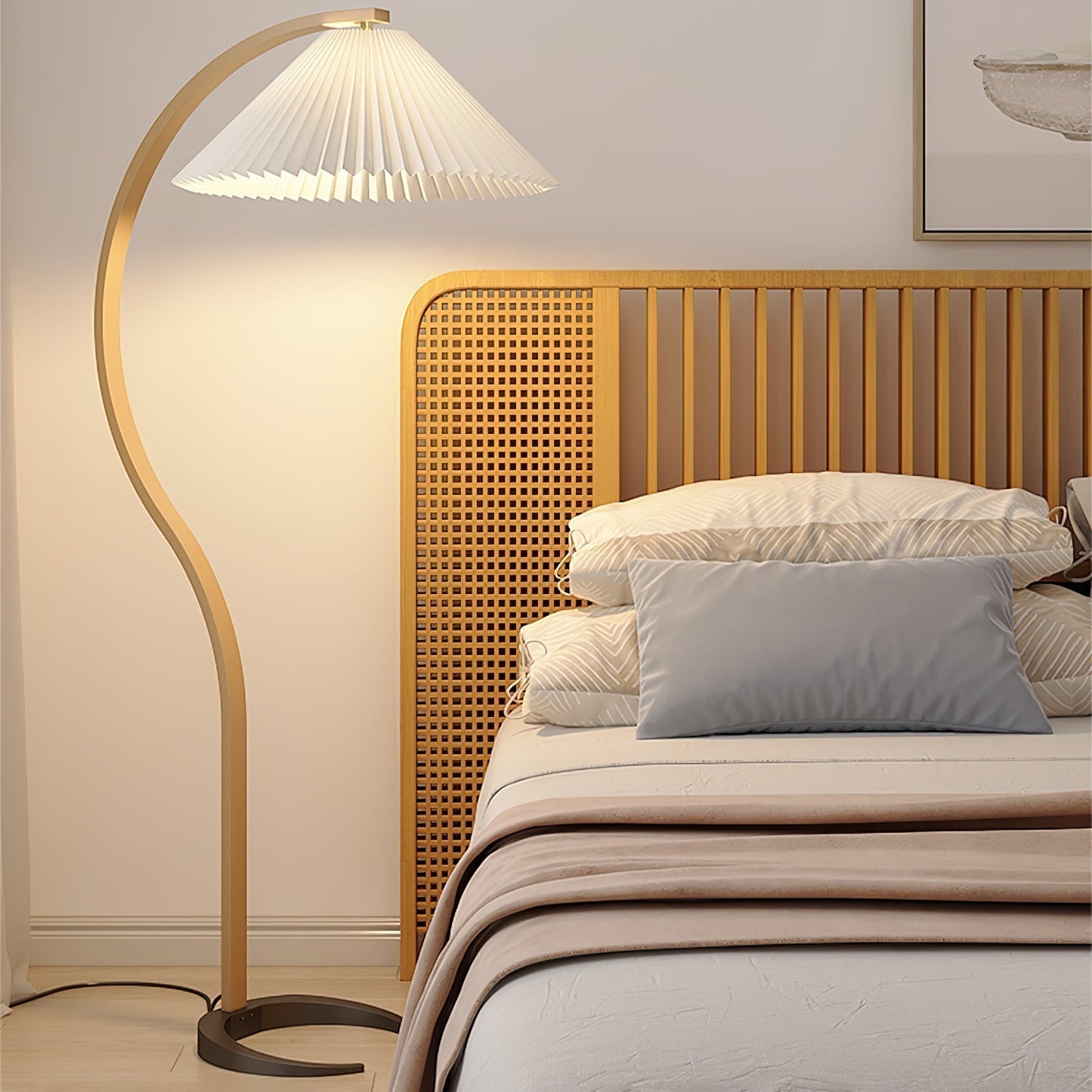 Mollera Arc | Stehleuchte aus Holz mit Leinenlampenschirm im Caprani-Stil