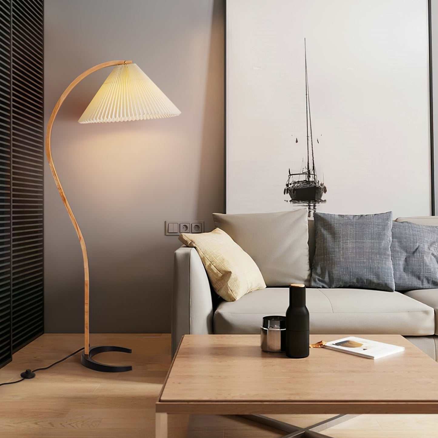 Mollera Arc | Stehleuchte aus Holz mit Leinenlampenschirm im Caprani-Stil