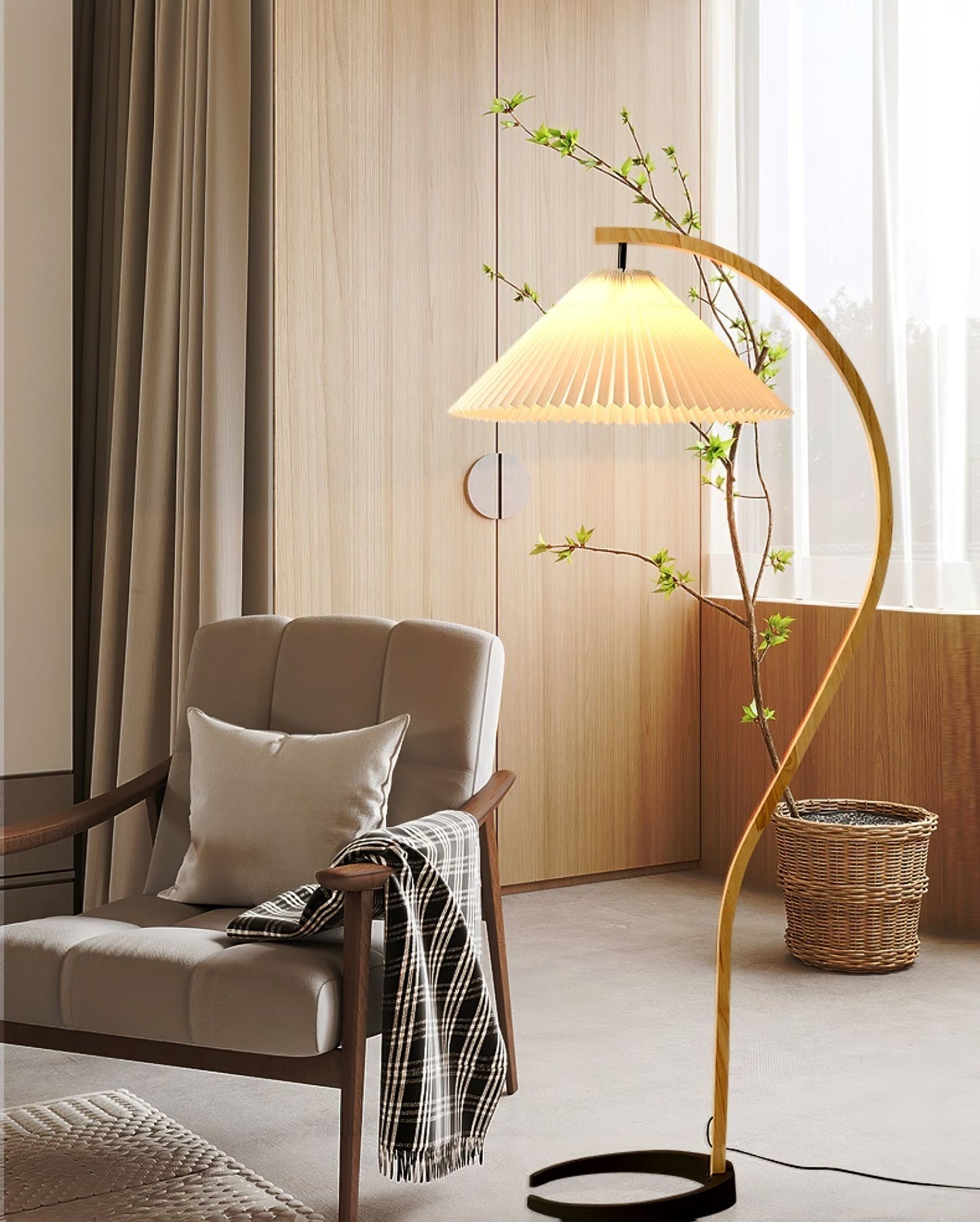 Mollera Arc | Stehleuchte aus Holz mit Leinenlampenschirm im Caprani-Stil