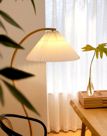 Mollera Arc | Stehleuchte aus Holz mit Leinenlampenschirm im Caprani-Stil