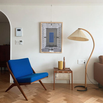 Mollera Arc | Stehleuchte aus Holz mit Leinenlampenschirm im Caprani-Stil