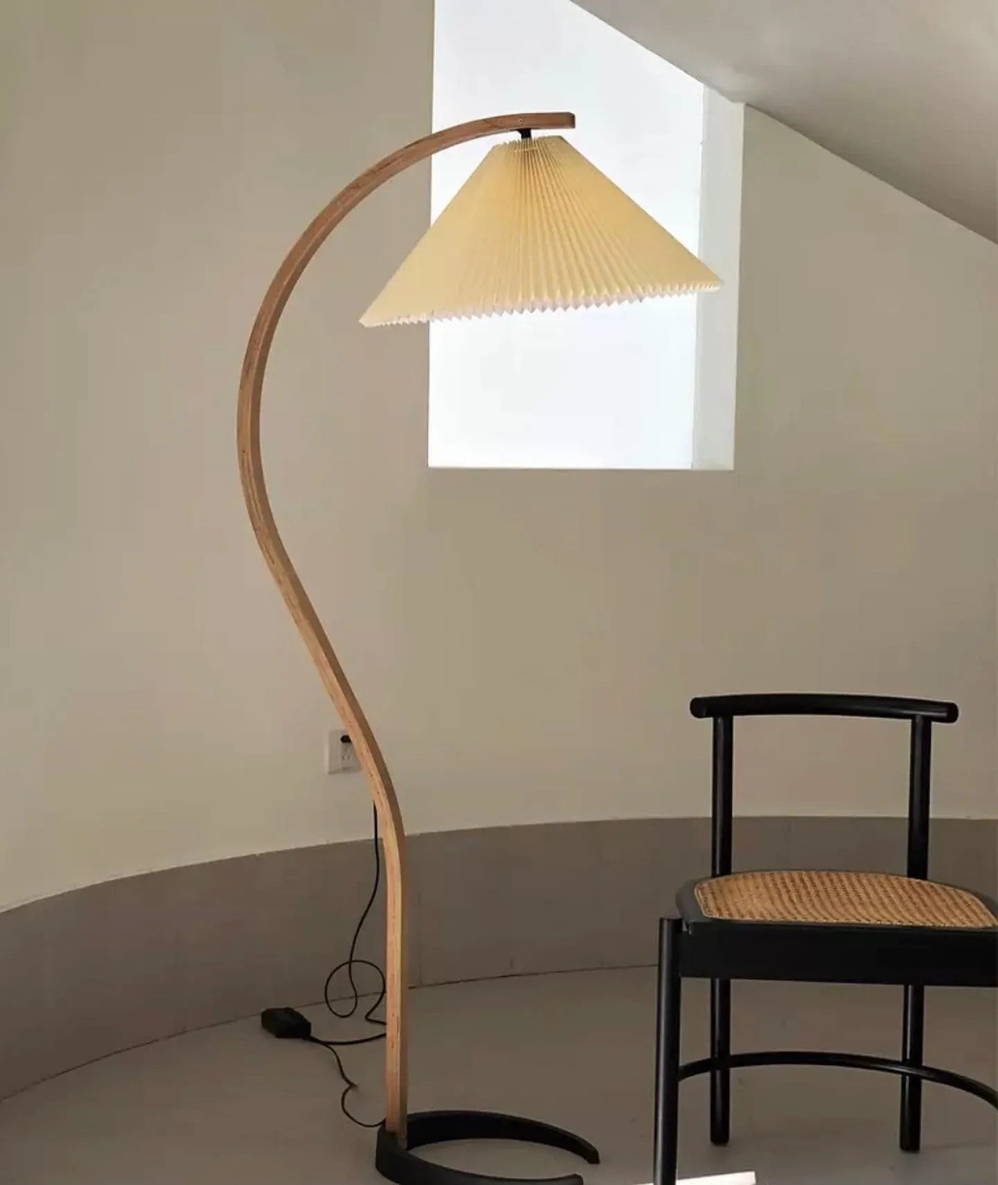 Mollera Arc | Stehleuchte aus Holz mit Leinenlampenschirm im Caprani-Stil
