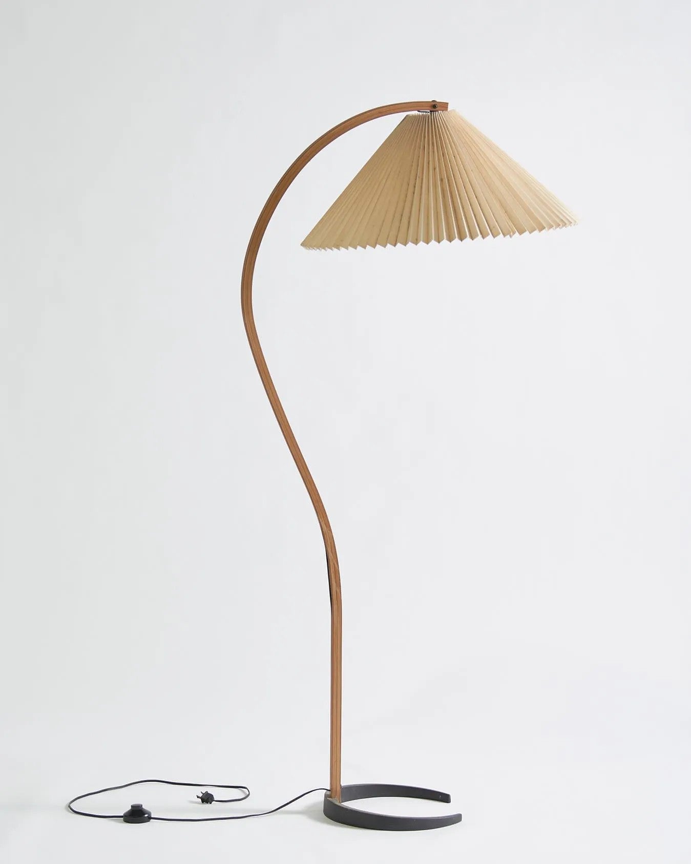 Mollera Arc | Stehleuchte aus Holz mit Leinenlampenschirm im Caprani-Stil