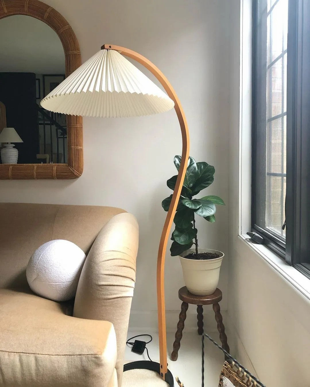 Mollera Arc | Stehleuchte aus Holz mit Leinenlampenschirm im Caprani-Stil