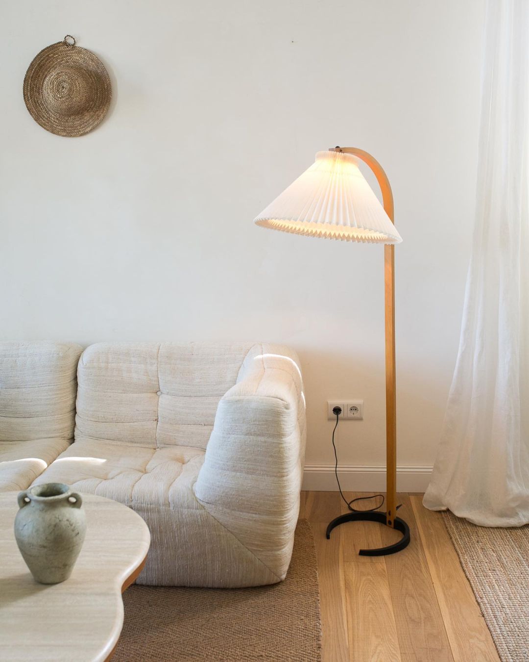 Mollera Arc | Stehleuchte aus Holz mit Leinenlampenschirm im Caprani-Stil