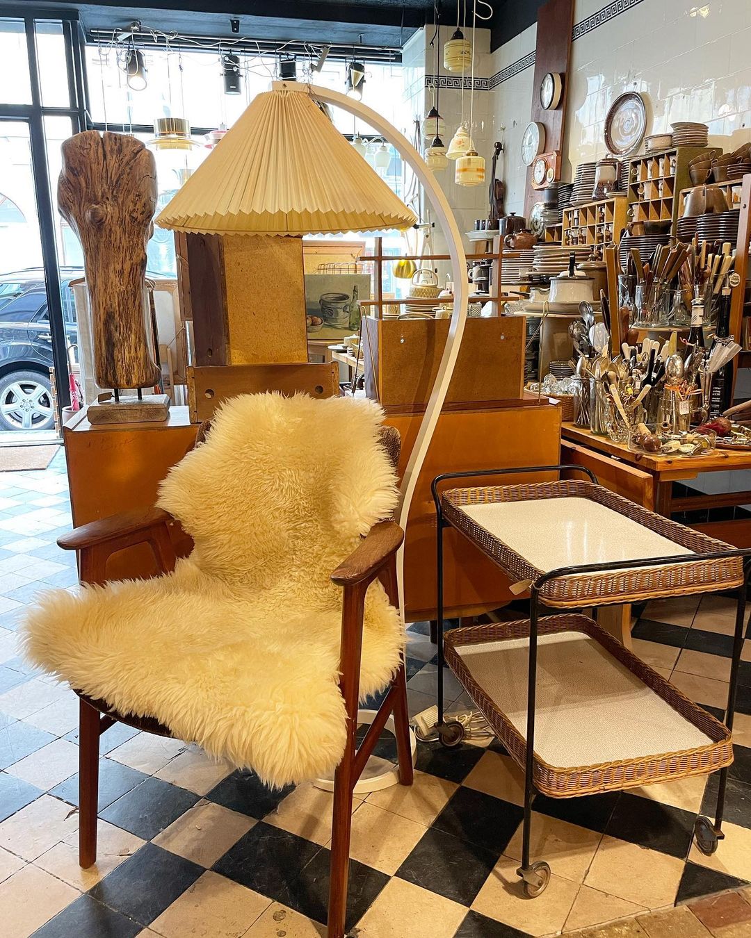 Mollera Arc | Stehleuchte aus Holz mit Leinenlampenschirm im Caprani-Stil