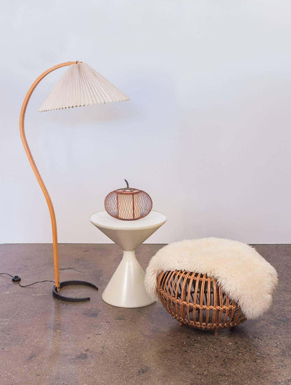 Mollera Arc | Stehleuchte aus Holz mit Leinenlampenschirm im Caprani-Stil