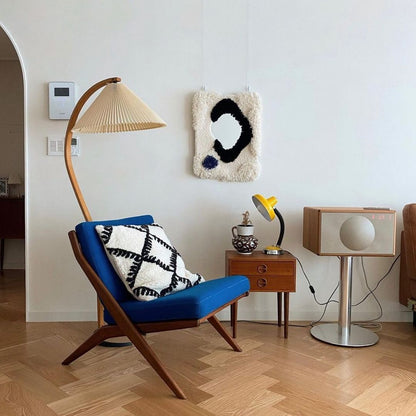 Mollera Arc | Stehleuchte aus Holz mit Leinenlampenschirm im Caprani-Stil