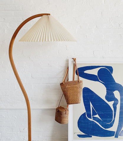 Mollera Arc | Stehleuchte aus Holz mit Leinenlampenschirm im Caprani-Stil