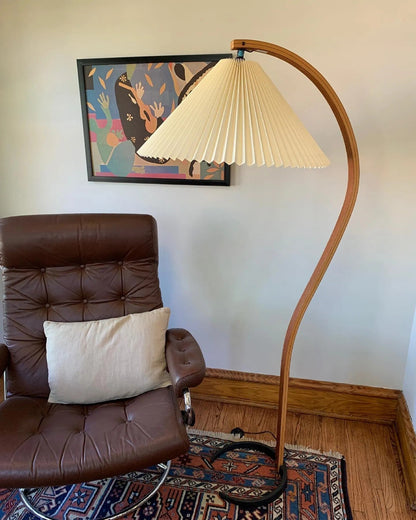 Mollera Arc | Stehleuchte aus Holz mit Leinenlampenschirm im Caprani-Stil
