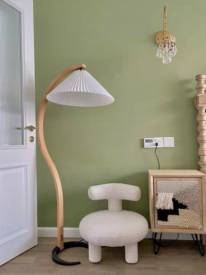 Mollera Arc | Stehleuchte aus Holz mit Leinenlampenschirm im Caprani-Stil