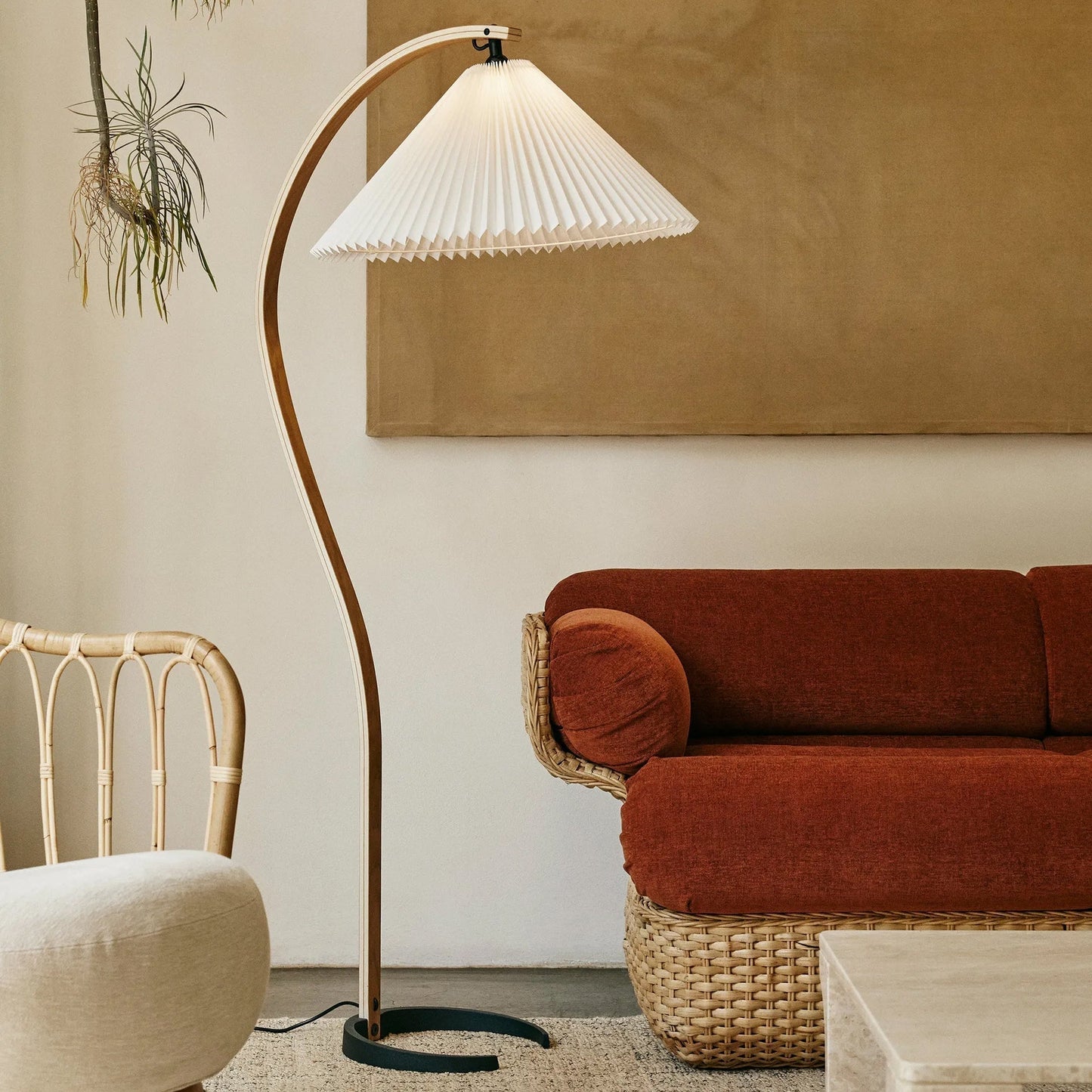Mollera Arc | Stehleuchte aus Holz mit Leinenlampenschirm im Caprani-Stil