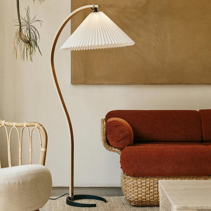 Mollera Arc | Stehleuchte aus Holz mit Leinenlampenschirm im Caprani-Stil