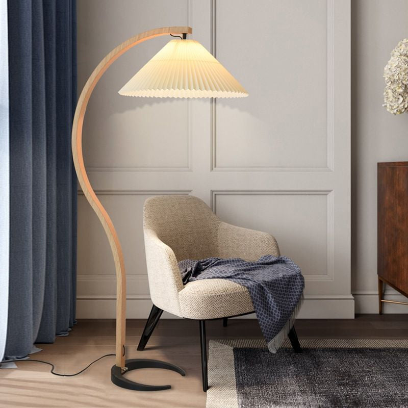 Mollera Arc | Stehleuchte aus Holz mit Leinenlampenschirm im Caprani-Stil