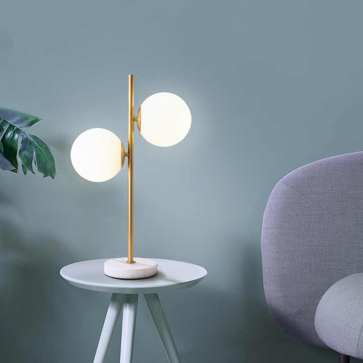 Castelora | Skulpturale LED-Tischleuchte im modernen Design