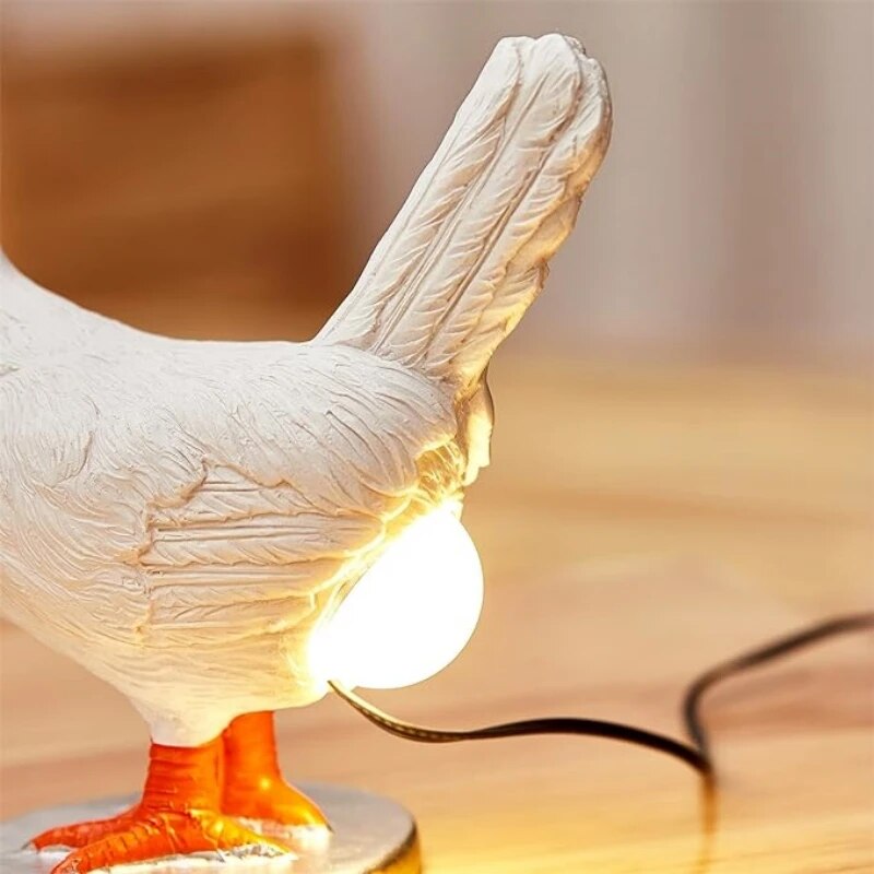Clukka Light | Verspielte Tischlampe im skulpturalen Huhn-Design
