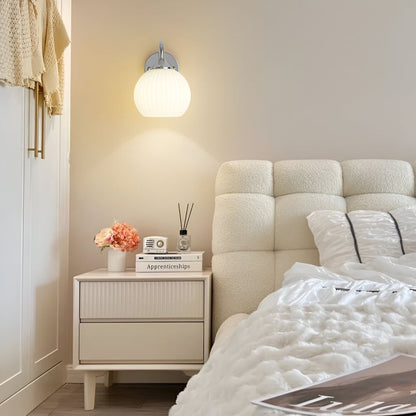 Lunaris – Zeitgenössische Kugelförmige Glas-Wandleuchte mit Gestreiftem Design und LED-Technologie